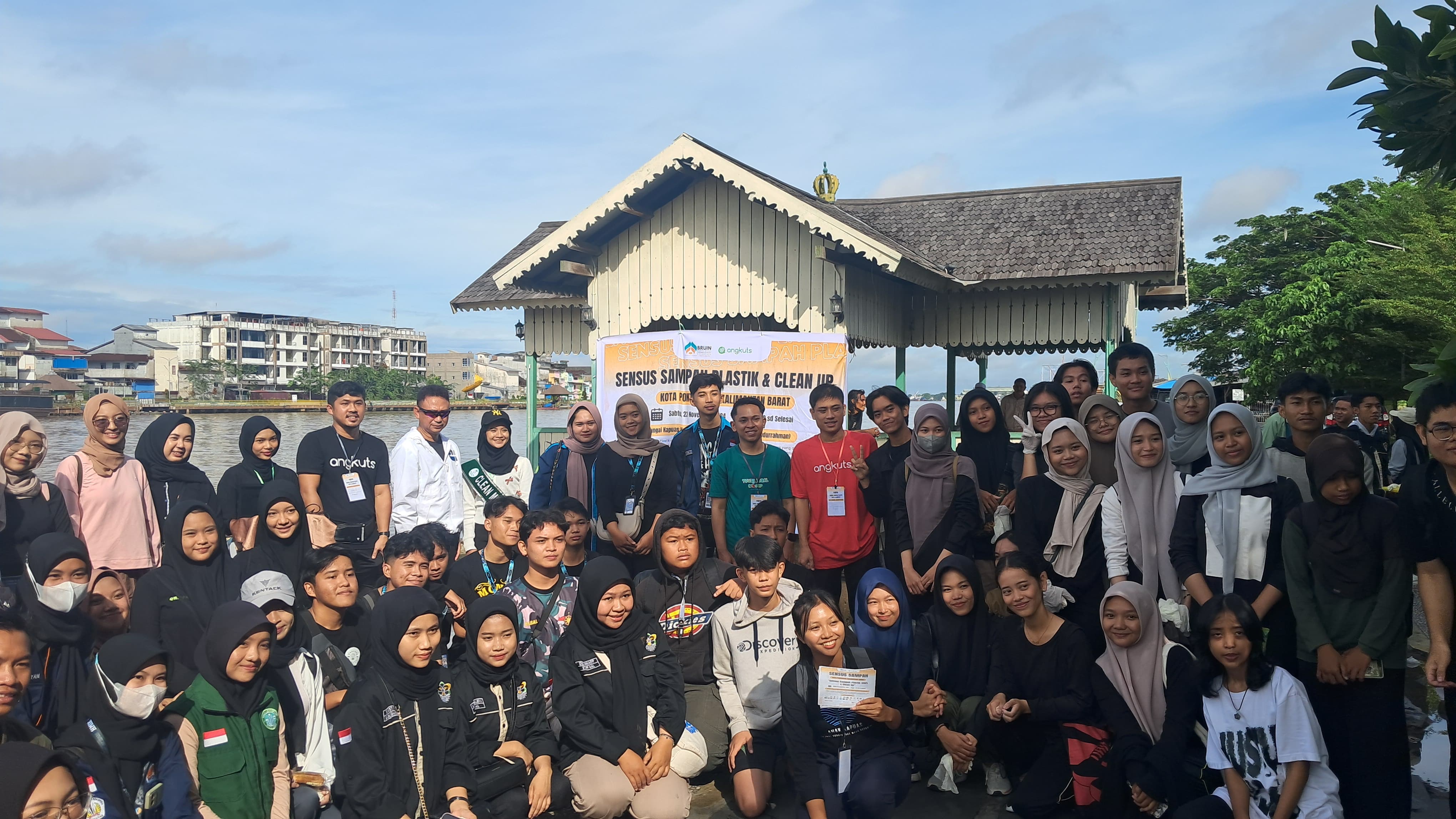 Inspirasi Lokal dari Edi Kamtono, Sensus Sampah Plastik dan Clean-Up Ramaikan Halaman Masjid Jami Pontianak