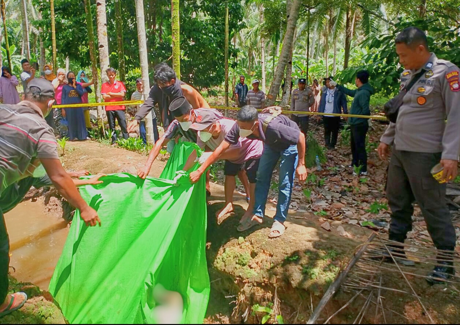 Polisi Lakukan Penyelidikan Penemuan Mayat Lansia di Kebun Kelapa Batu Ampar