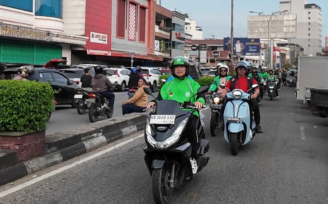 Lebih Dekat dengan Masyarakat, Norsan Ditemani Ojol Blusukan ke Pasar Flamboyan