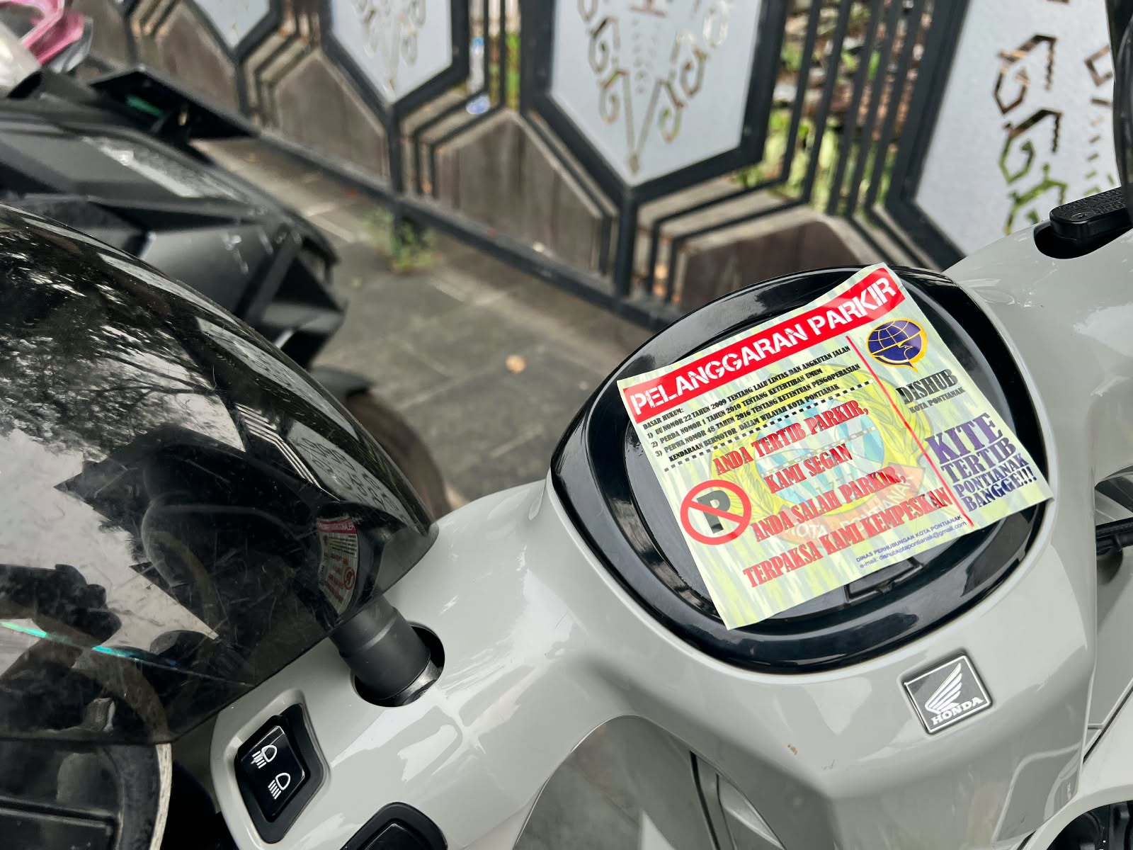 Parkir di Trotoar Saat CFD Pontianak, Kendaraan Diberi Stiker Peringatan