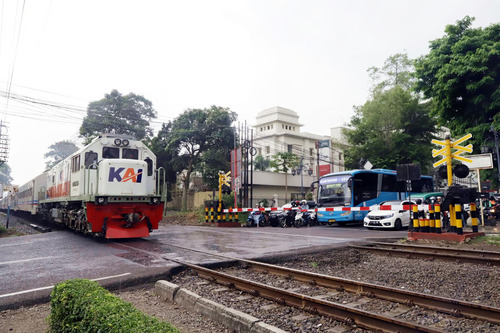 Jarak Antar Perjalanan KA Semakin Singkat: KAI Ingatkan Keselamatan di Perlintasan Sebidang Sesuai Undang-Unda