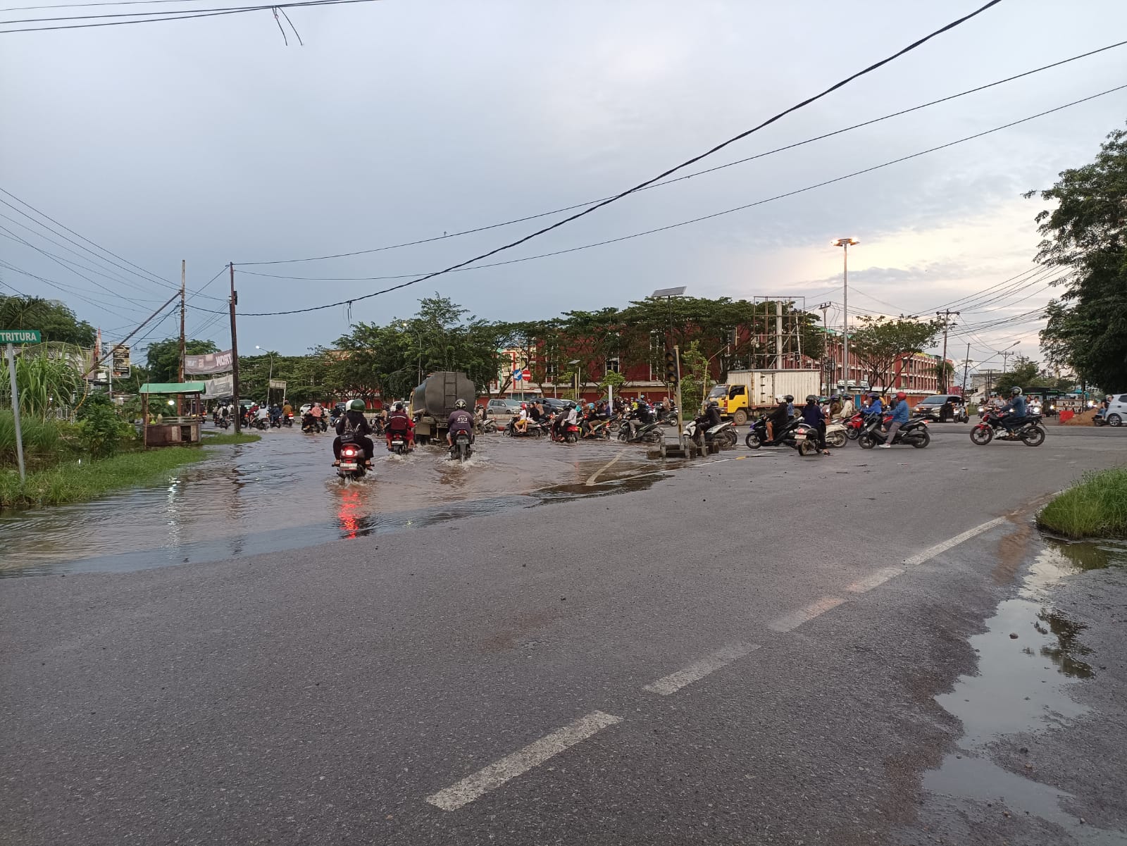 Banjir Rob di Pontianak, Perempatan Simpang Tanjung Hulu dari Jalan Sultan Hamid II ke Tol Landak Tergenang