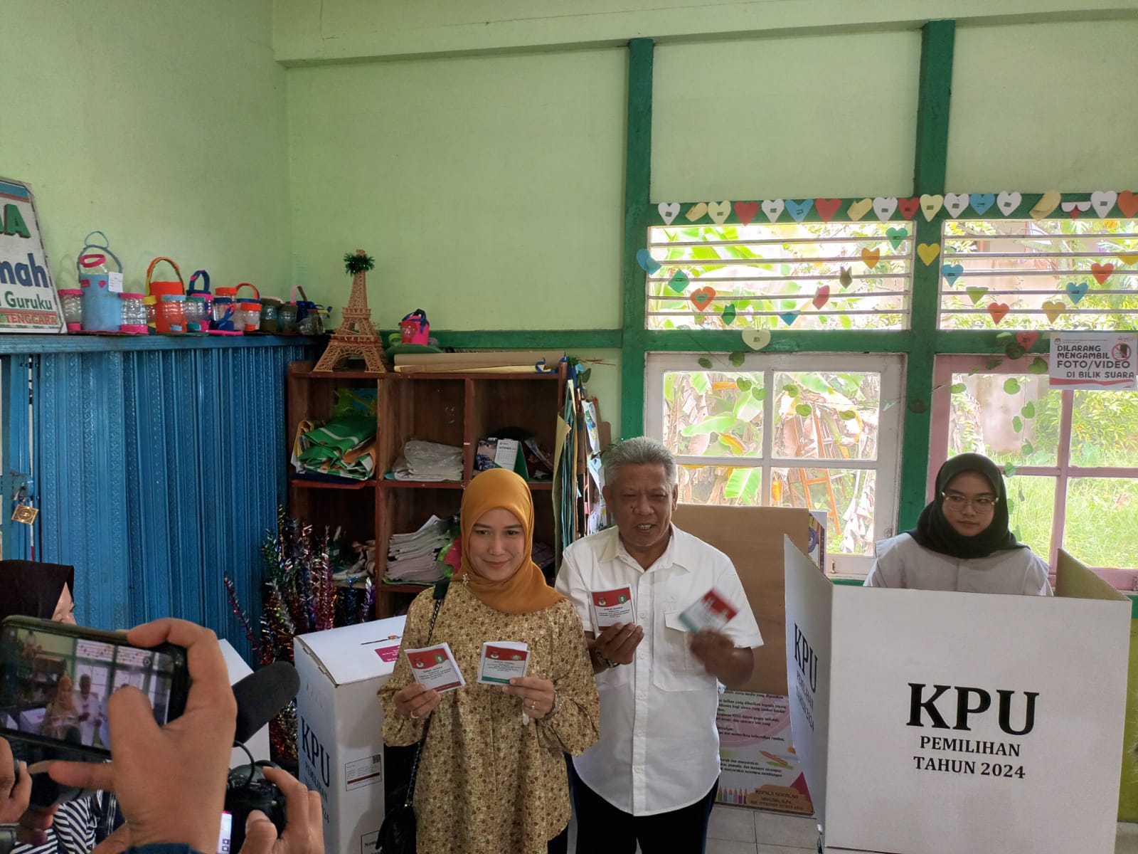 Harmoni Keluarga dan Demokrasi: Muda Mahendrawan Nyoblos Bersama Istri dan Anak