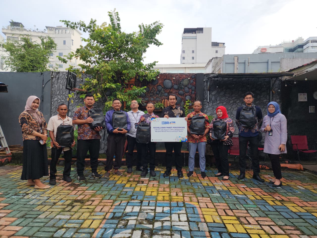 BRI Pontianak Gajah Mada Salurkan Paket Pendidikan untuk Pelajar Lewat YBM