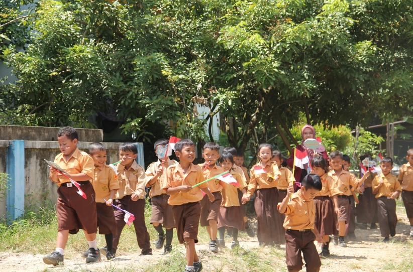 Kisah Bahagia Siswa  Nanga Nawak Didatangi Rombongan Melawi Mengabdi 2024, Merah Putih Berkibar