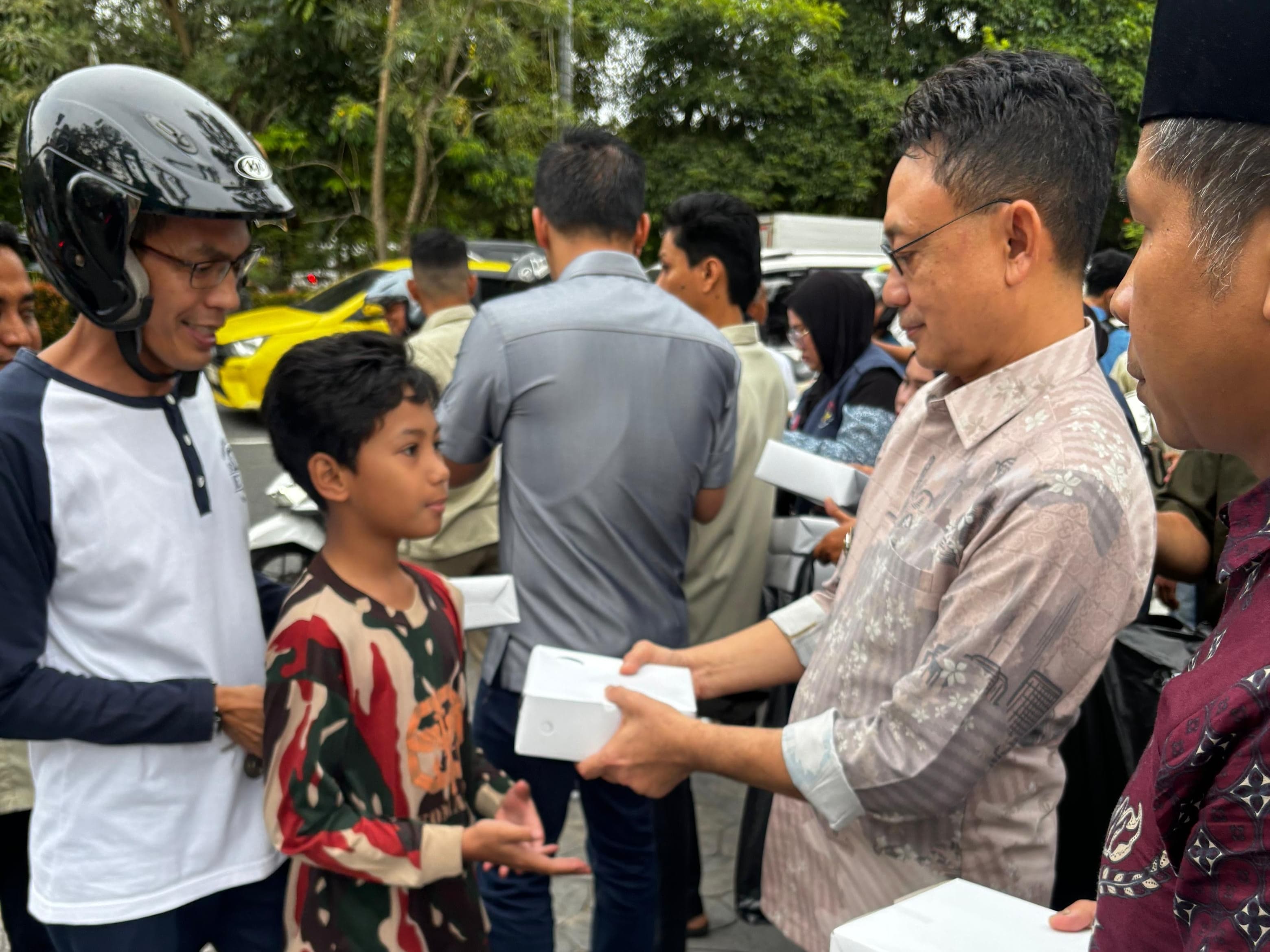 Warga Senang Dapat Takjil dari Wali Kota Pontianak