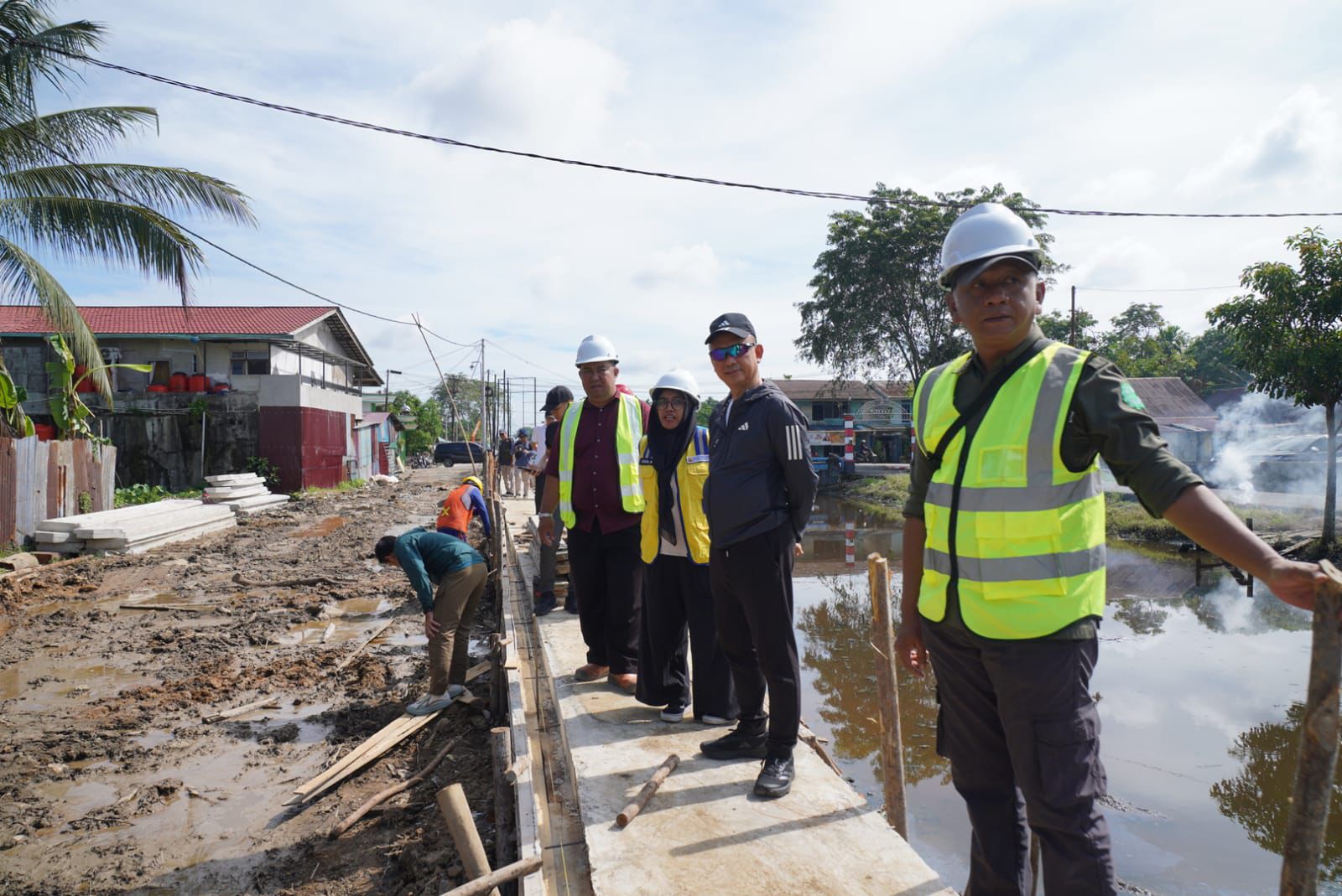 Pembangunan Turap Parit Sungai Jawi Pal Lima Dipercepat, Wali Kota Pontianak Tinjau Progres