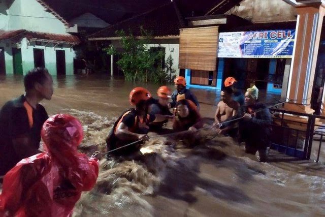 Banjir dan Tanah Longsor Menghanyutkan Tiga Orang, Satu Diantaranya Hilang.