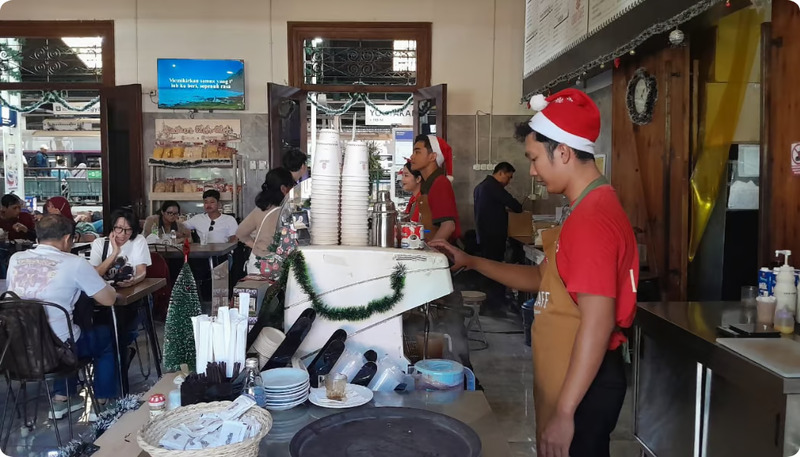 Meriahkan Libur Nataru, KAI Services Percantik Loko Café dengan Nuansa Natal dan Tahun Baru