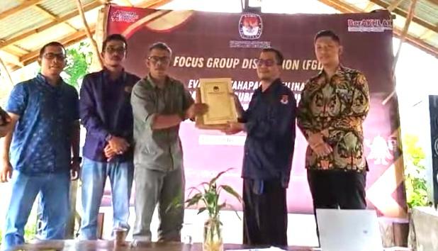 KPU Ketapang Berikan Penghargaan pada SMSI atas Kontribusinya dalam Sukseskan Pilkada 2024