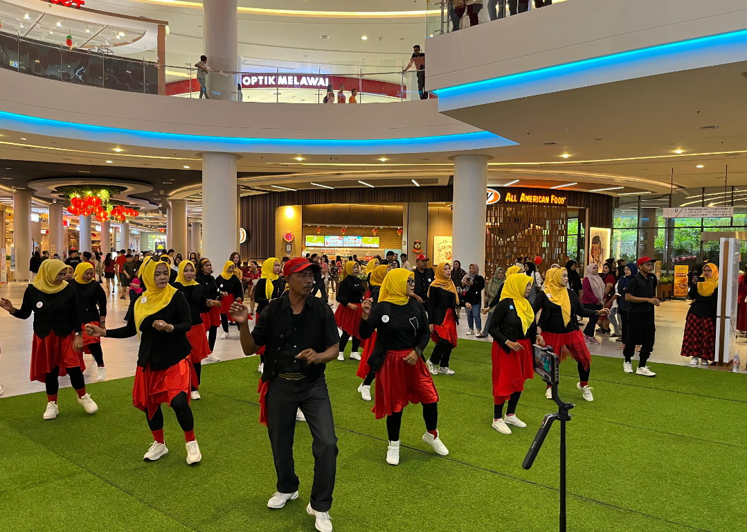 Semarak Imlek 2576, LLTQ Pontianak dan d'ULD Kalbar Bersinergi Hibur Masyarakat dengan Line Dance di Gaia Mall