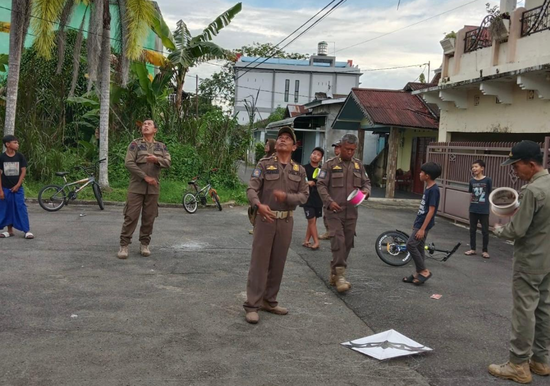 Satpol PP Pontianak Tertibkan Puluhan Layangan dan Gelondongan