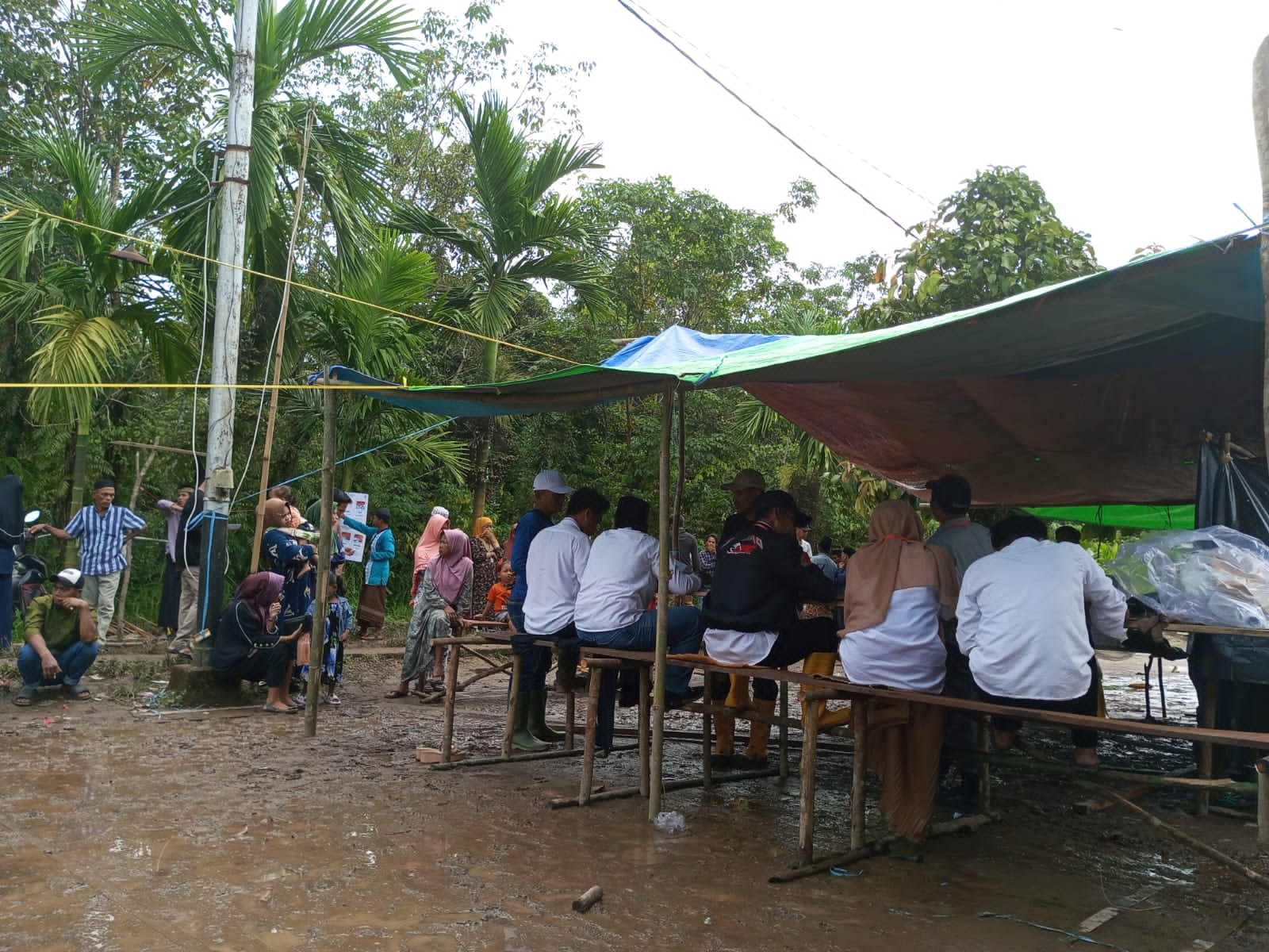 TPS Becek, Warga Dusun Ambangah Tetap Semangat Coblos Demi Sukseskan Pilkada Serentak di Kubu Raya