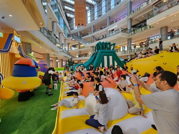 Petualangan Seru Bermain di Inflatable Bouncy Raksasa di PIK Avenue