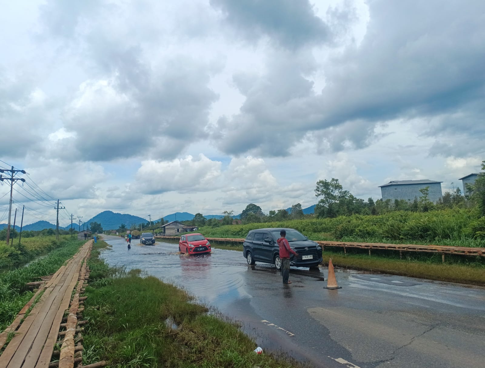 Swadaya Warga Bangun Jembatan di Desa Galang, Solusi Alternatif Bagi Pengguna Jalan Pinyuh - Anjongan 