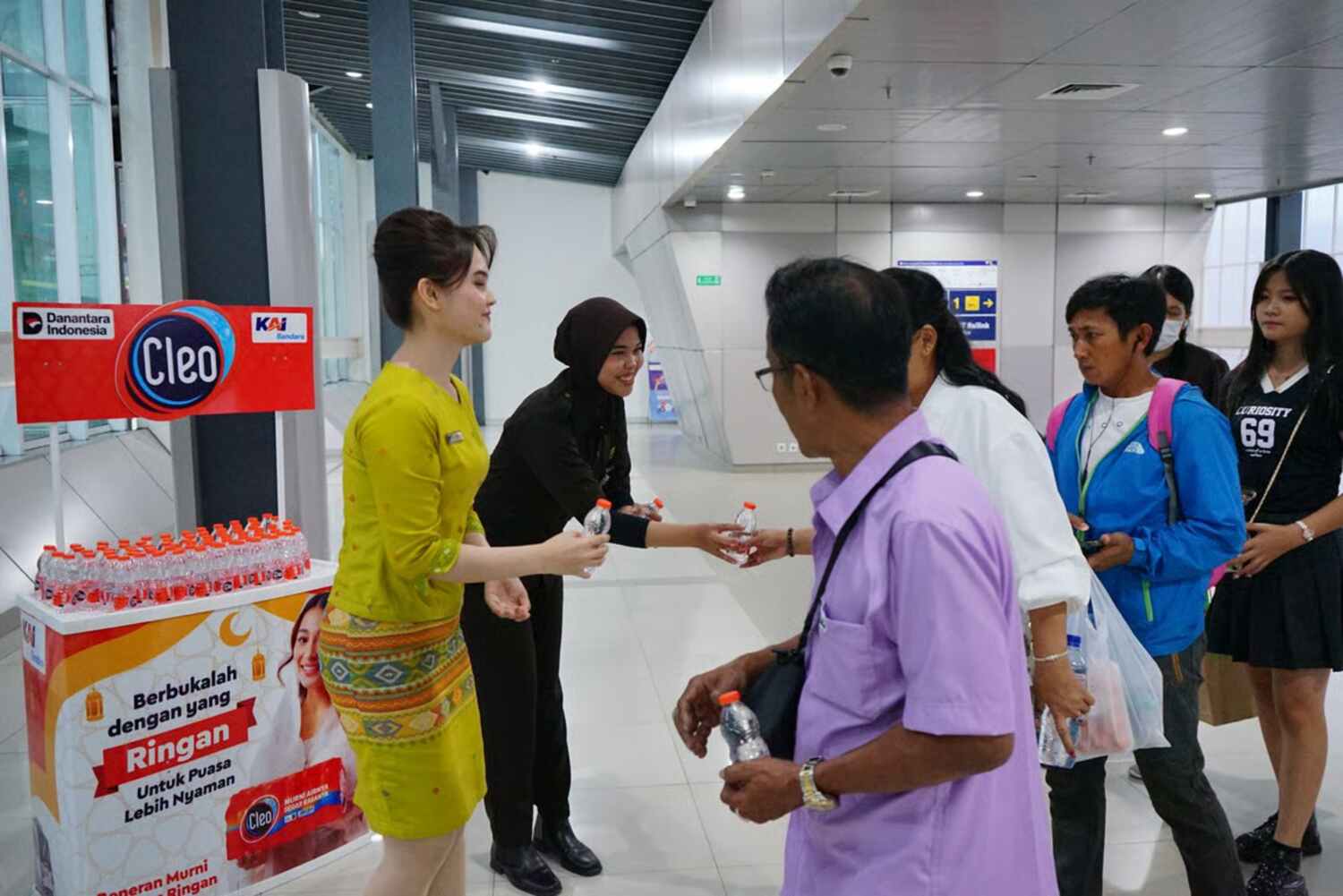 KAI Bandara Fasilitasi Penumpang Berbuka Puasa di Stasiun dan Dalam Kereta