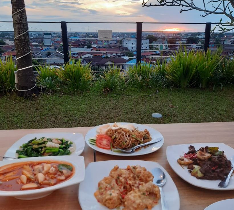 Manjakan Diri dengan Hidangan Lezat dan Pemandangan Kota dari Borneo Skycafe Borneo Hotel Pontianak