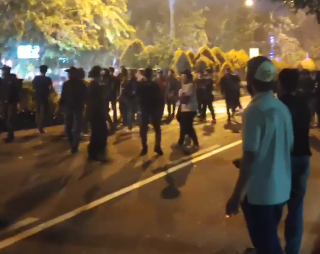 Aksi Aliansi Mahasiswa dan Masyarakat di Pontianak Memanas, Gas Air Mata Dilepaskan Polisi di Jalan Ayani