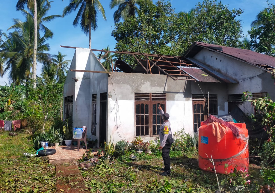 Angin Puting Beliung Hantam Desa Pal Sembilan, 16 Rumah Alami Kerusakan Berat