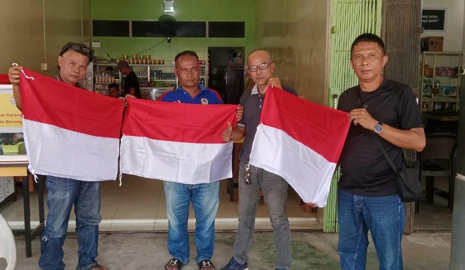 Sambut HUT RI 79, Jurnalis Melawi Bersatu Salurkan Puluhan Bendera Merah Putih pada Wartawan dan Warga