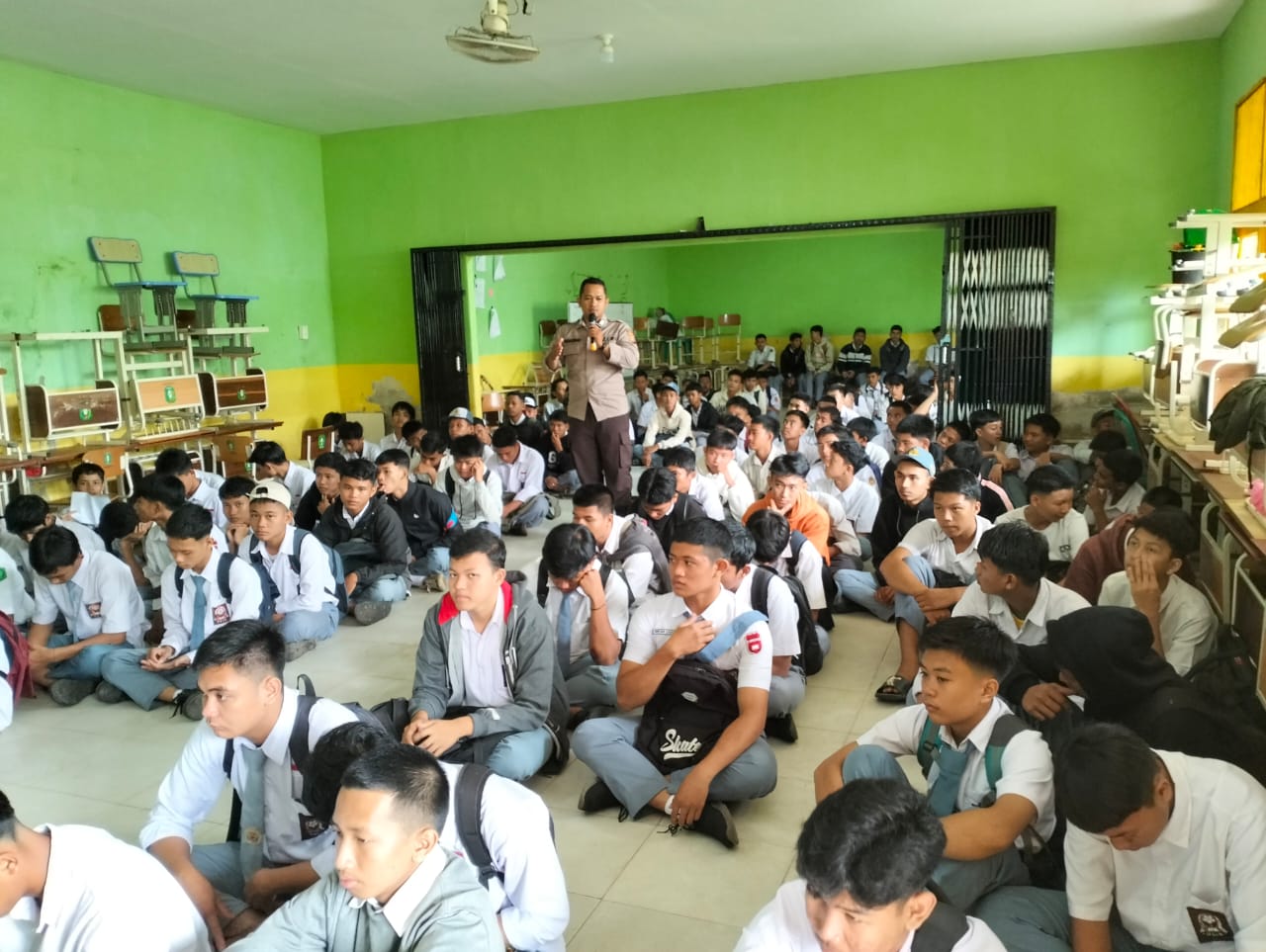 Sat Binmas Polres Melawi Sosialisasikan Bahaya Narkoba di SMK N 1 Nanga Pinoh