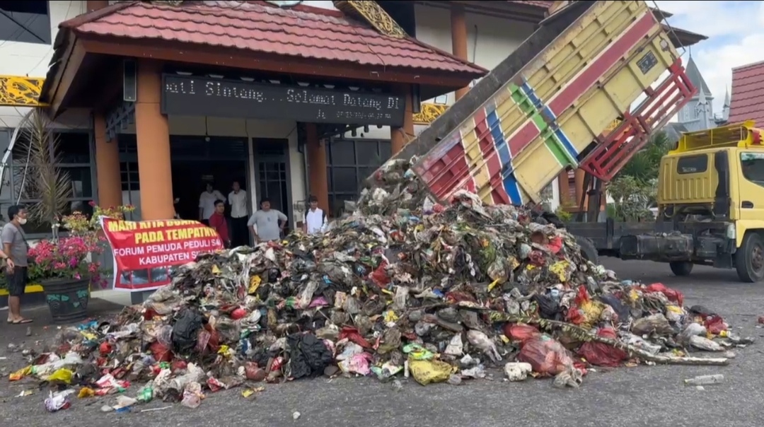 Masyarakat Sintang Lakukan Aksi Buang Sampah di Kantor Bupati dan DPRD Sintang