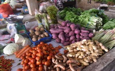 Bupati Sujiwo Soroti Lonjakan Sembako di Pasar Bahagia