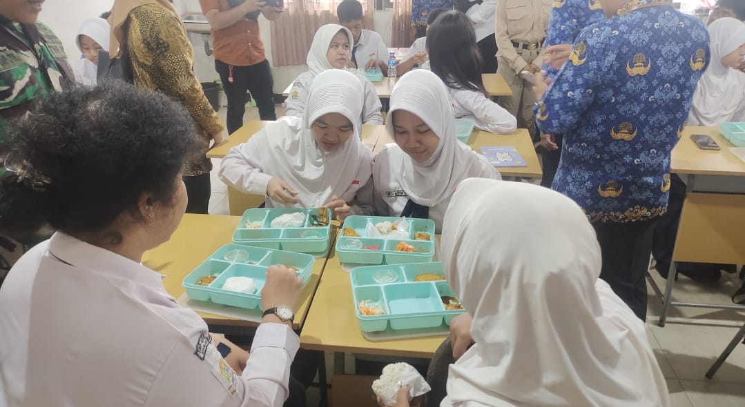 Makan Bergizi Gratis Selama Ramadhan: Siswa Bisa Bawa Pulang Makanan