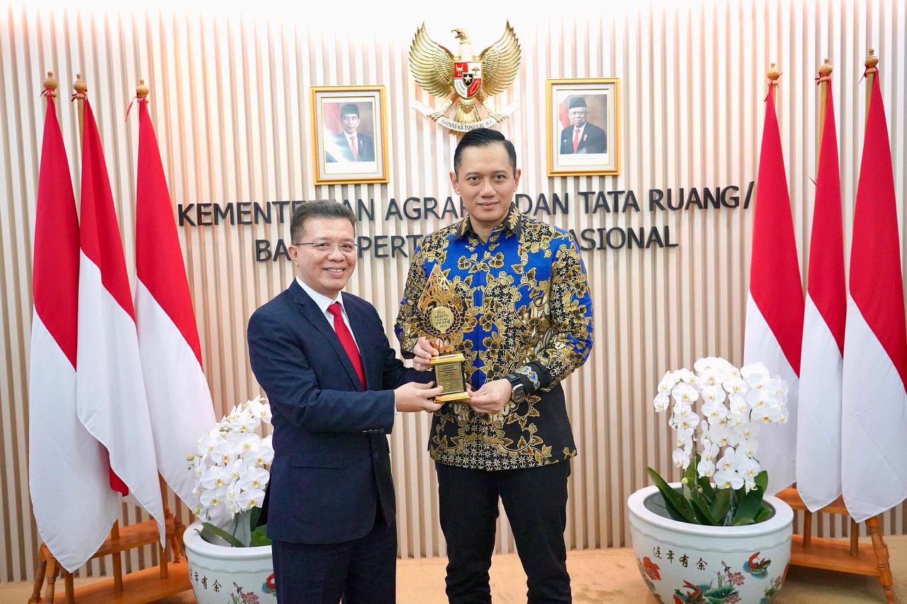 Menteri AHY Terima Penghargaan Tokoh Pendorong Investasi Dalam Negeri 