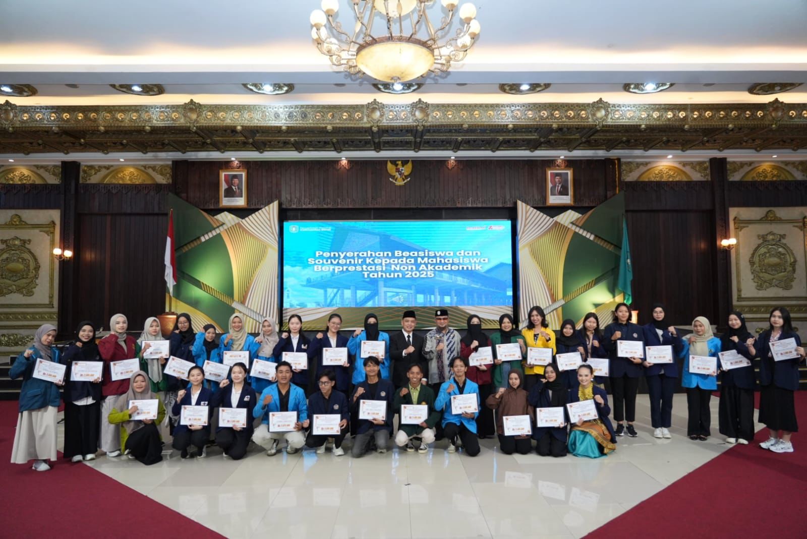 Gubernur Kalbar Ria Norsan Bagikan Beasiswa Untuk Mahasiswa Berprestasi