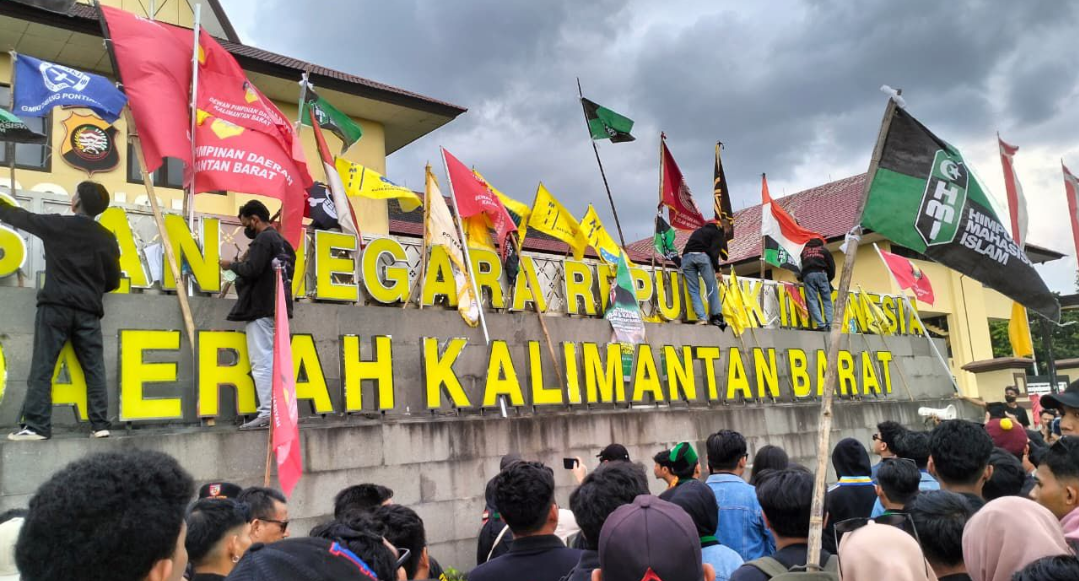 Aliansi Mahasiswa dan Masyarakat Gelar Aksi Jilid 4, Massa Memasuki Halaman Polda Kalbar