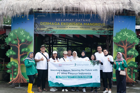 Bangun Benteng Hijau, PT Hino Finance Indonesia Tanam Ribuan Mangrove di Wonorejo, Surabaya