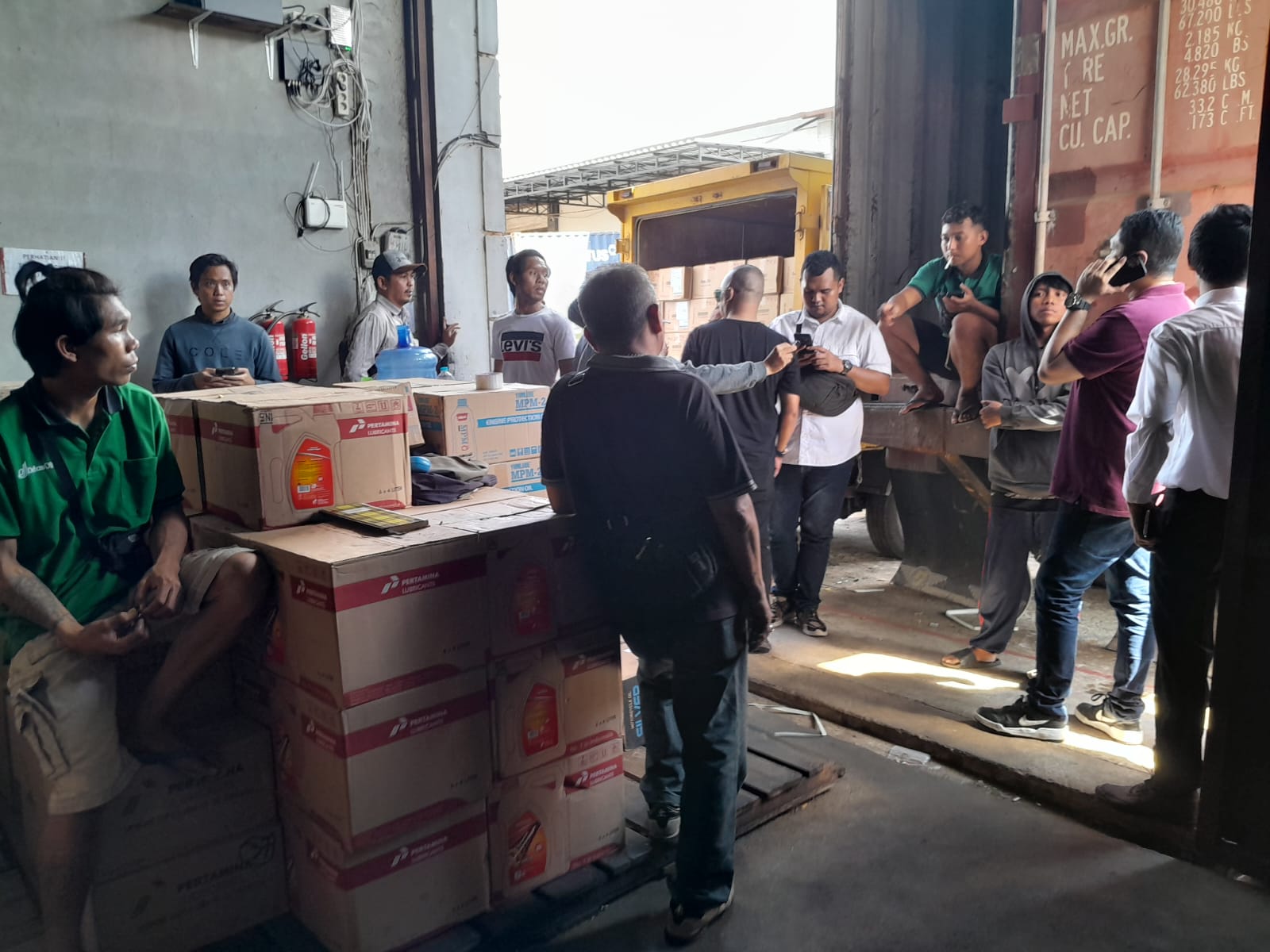 Penggerebekan Gudang Oli Ilegal Bermerek Pertamina di Kubu Raya, 2000 Dus Diamankan
