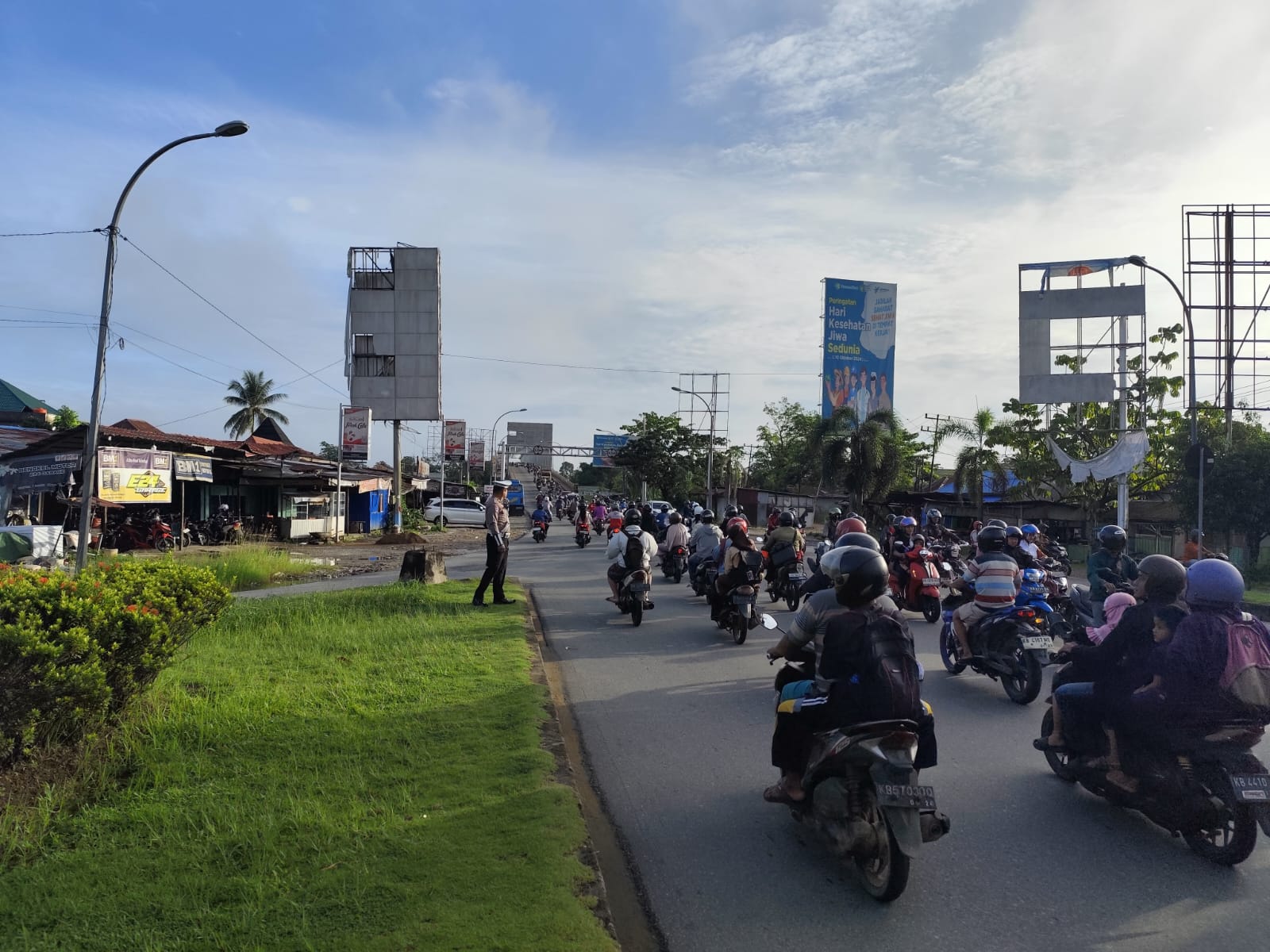 Satlantas Kubu Raya Berikan Tips Aman Berkendara di Jalan Licin Saat Musim Hujan