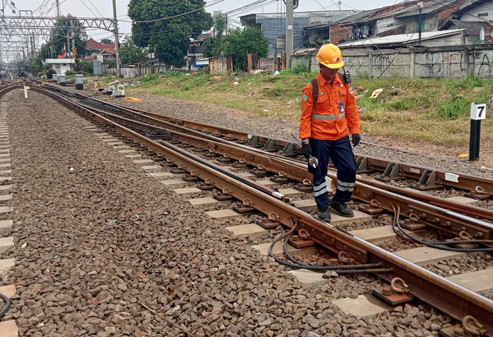 Peran Krusial Petugas Pemeriksa Jalur di Tengah Meningkatnya Jumlah Perjalanan KA