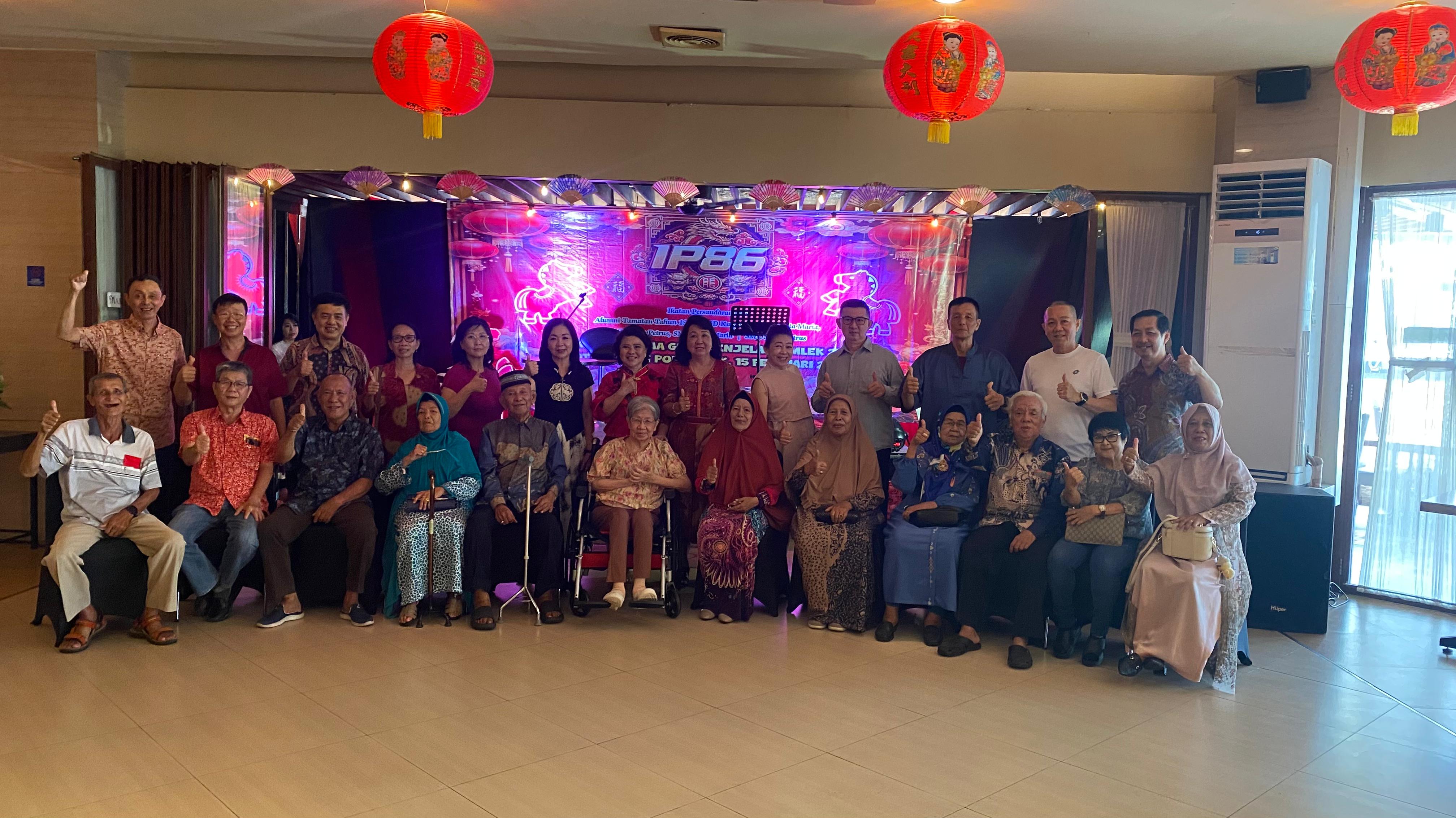 Sambut Imlek 2577, Alumni IP 86 Pontianak Hormati Guru Lewat Makan Bersama