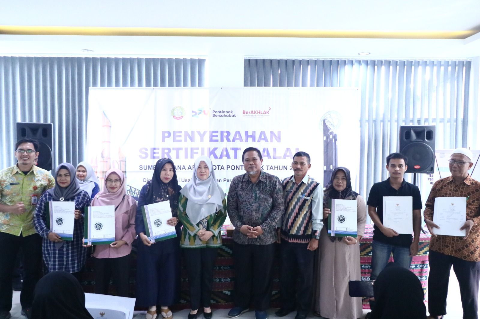 Pemkot Pontianak Serahkan 40 Sertifikat Halal ke UMKM Lokal