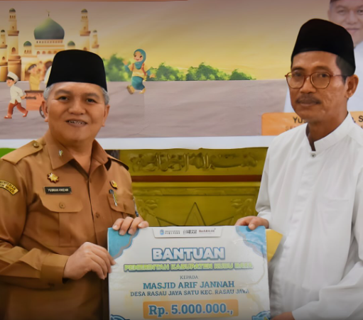 Safari di Rasau Jaya, Sekda Yusran Serahkan Bantuan Bupati Sujiwo