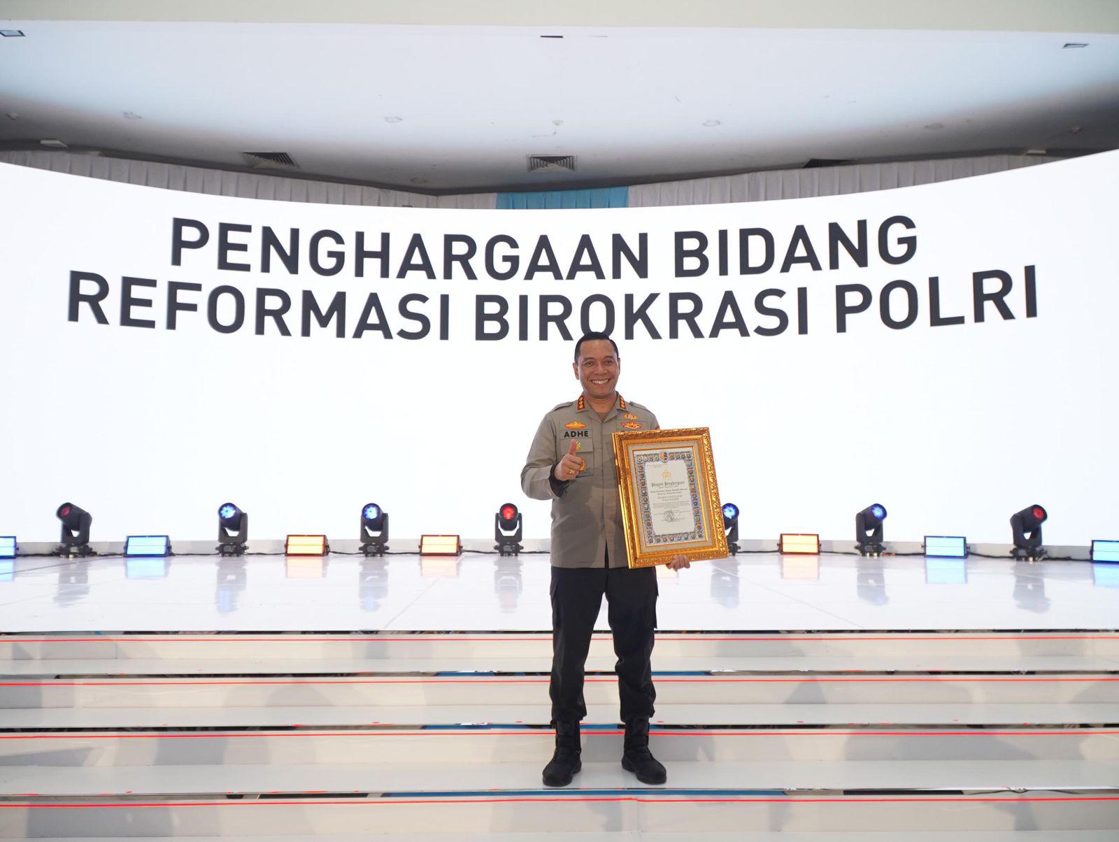 Kapolresta Raih Penghargaan Pelayanan Publik Prima, Walikota Pontianak Ucapkan Selamat