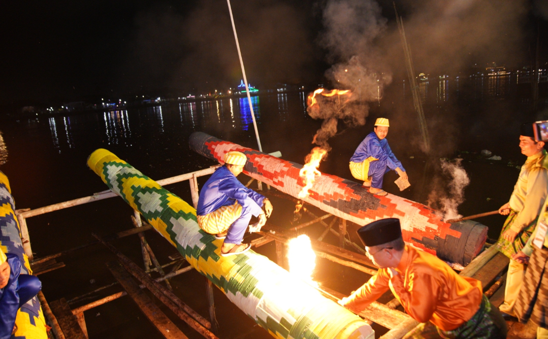 Melestarikan Tradisi Meriam Karbit di Tengah Kesulitan Biaya dan Bahan Baku