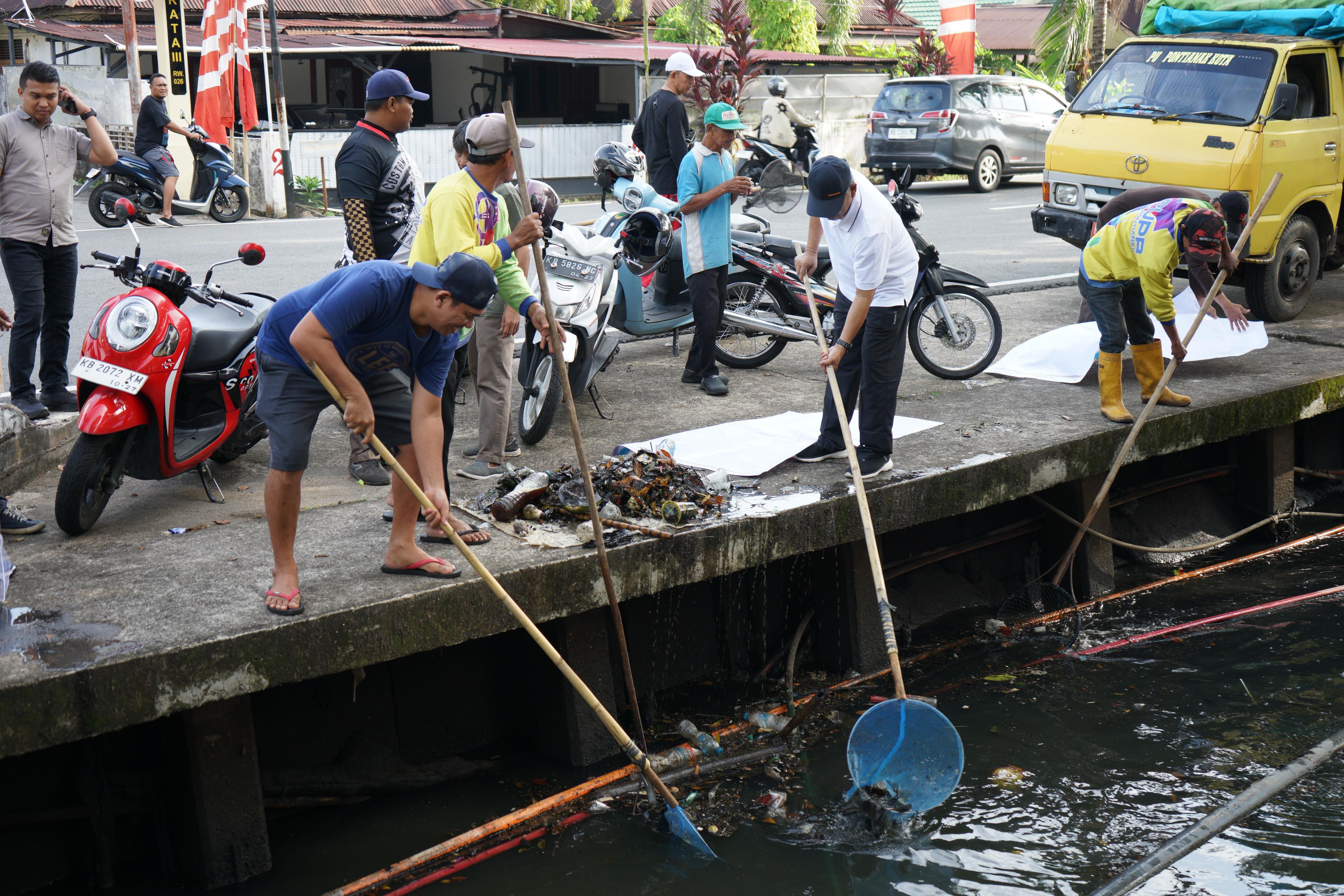 Aksi Gotong Royong Bersihkan Parit, Sekda Pontianak Ingatkan Pentingnya Pilah Sampah