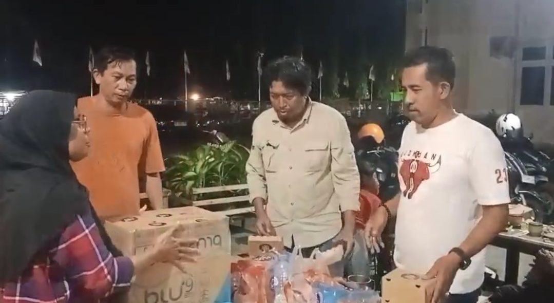 Alumni STMN 2/SMKN 4 Pontianak Angkatan 96 Berbagi Paket Sahur Untuk Petugas Kebersihan