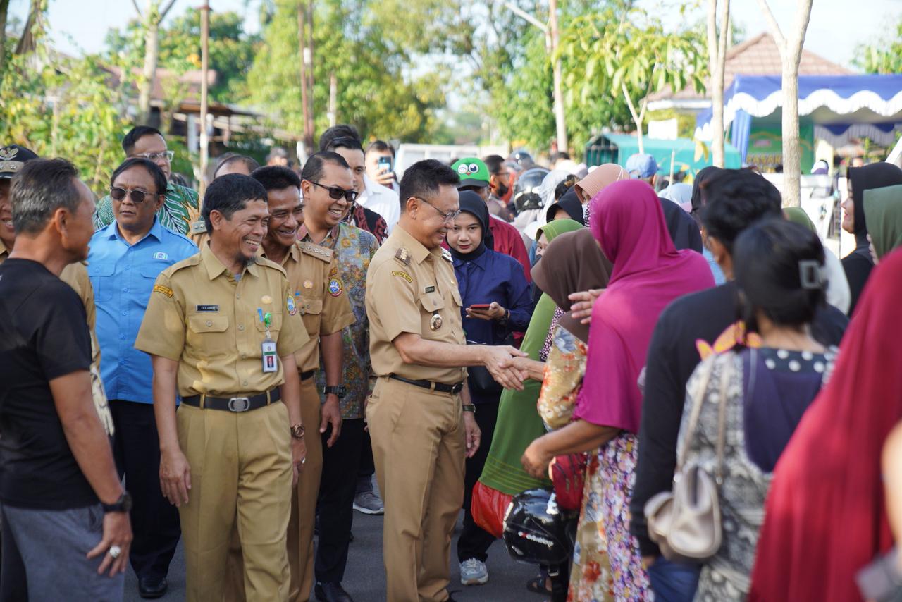 Warga Antre Serbu Pasar Murah di Pontianak Selatan