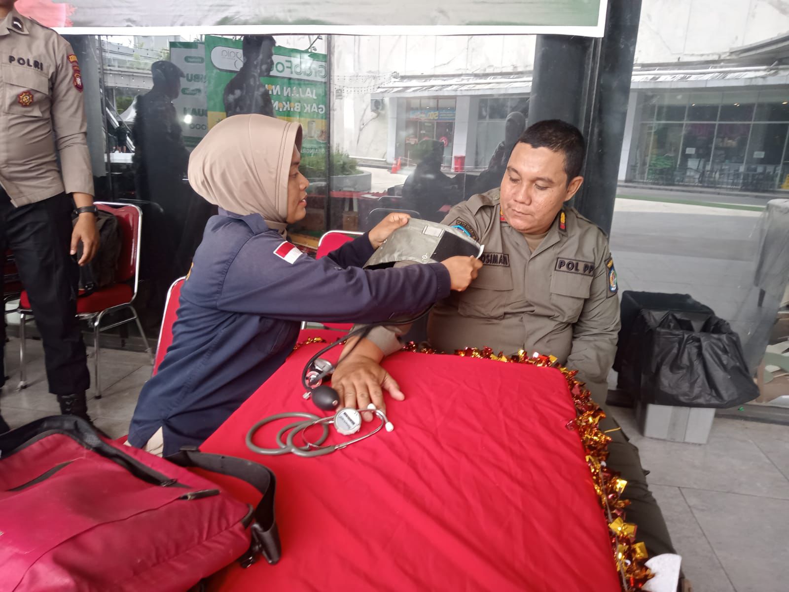 Tim Kesehatan Polres Kubu Raya Berikan Layanan Kesehatan untuk Personel dan Pemudik