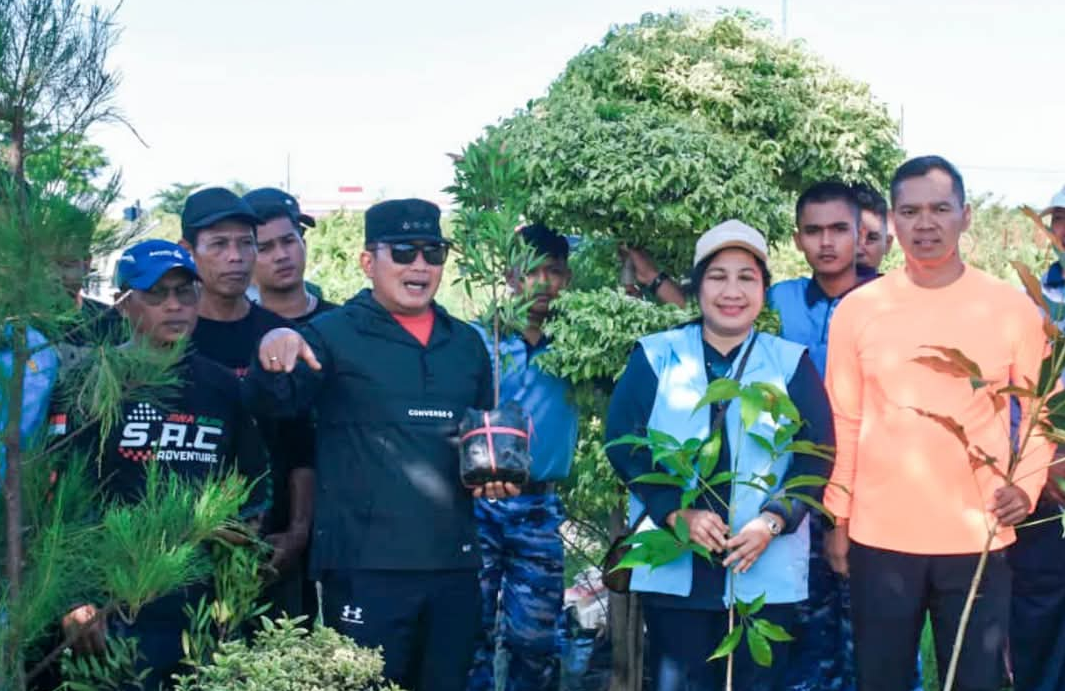 Bupati Kubu Raya dan Angkasa Pura II Tanam Ratusan Pohon di Bandara Supadio