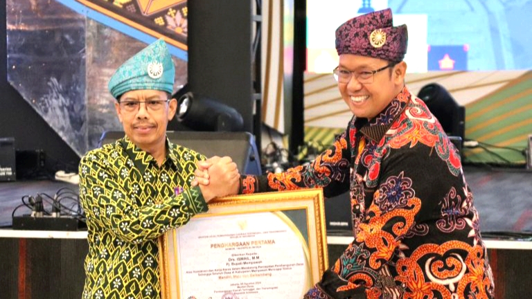 Pj Bupati Mempawah Terima Penghargaan Bakti Desa dari Menteri Desa PDTT RI