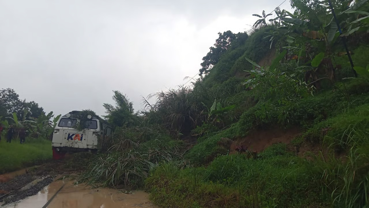 KA Ciremai Tertahan Longsor, KAI Daop 2 Bandung Minta Maaf