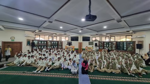 Coach Priska Sahanaya Gelar Pelatihan Public Speaking di SD dan SMA Islam Al Azhar