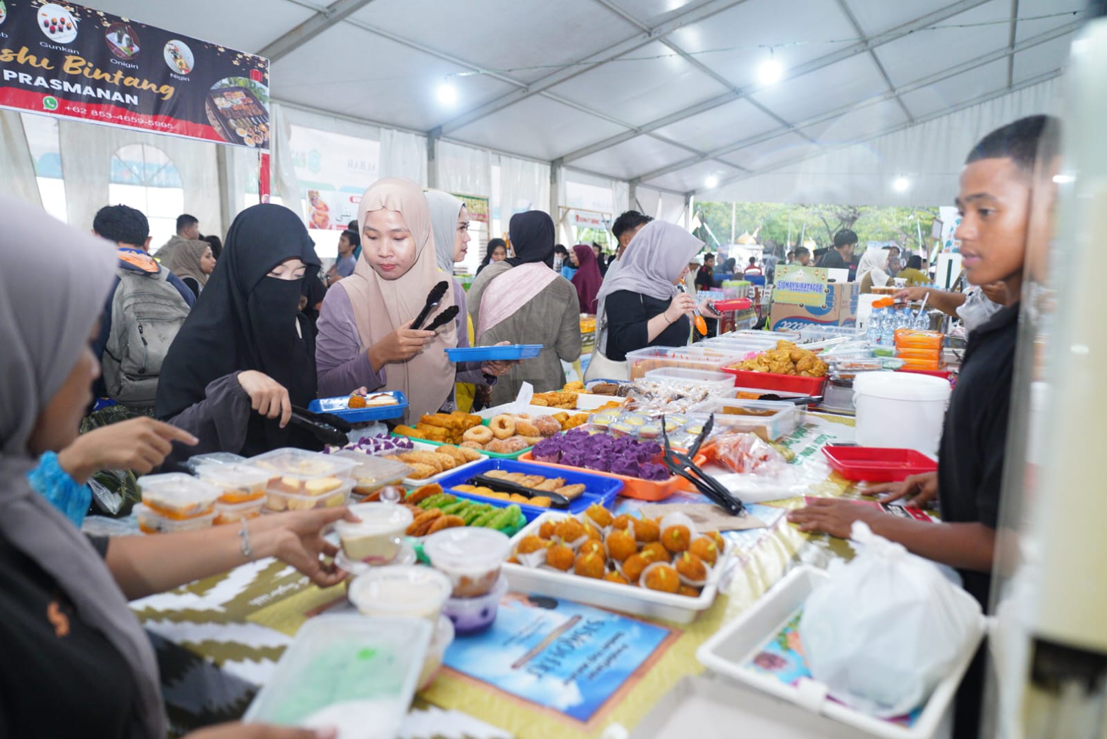 Fenomena Berburu Takjil Menjelang Waktu Berbuka di Pontianak