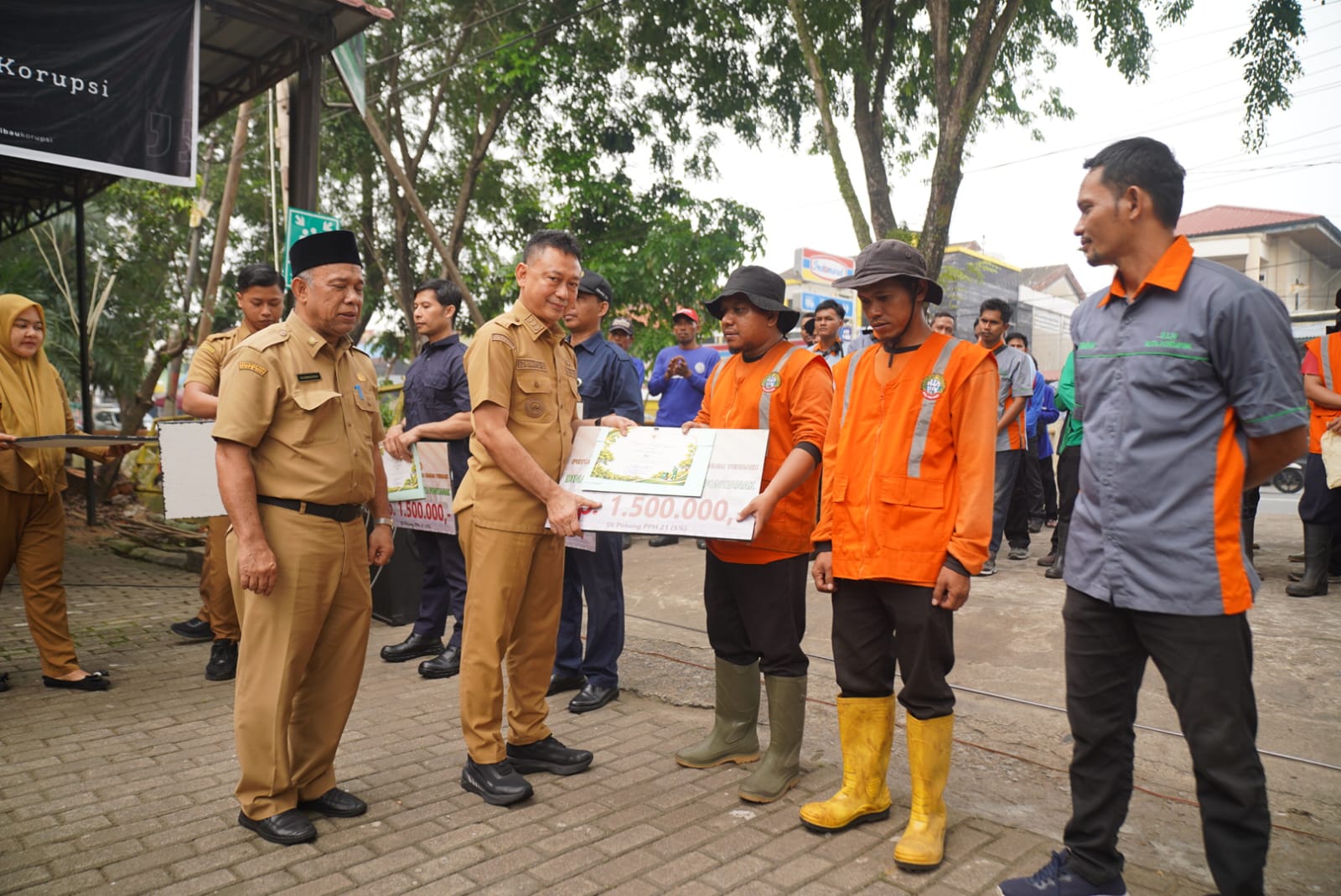 Hari Jadi ke-255 Pontianak, 50 Petugas Kebersihan Terima Penghargaan